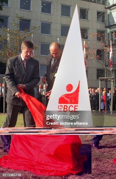 Hubertus Schmoldt und Klaus Südhofer enthüllen am 6.10.1997 in Hannover eine rund zwei Meter hohe Pyramide aus Edelstahl mit dem Symbol der neuen...
