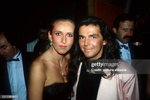 Thomas Anders, der Sänger des Popduos Modern Talking, und seine Ehefrau Nora auf dem Münchener Filmball im Januar 1987. Anders trägt eine Kette mit...