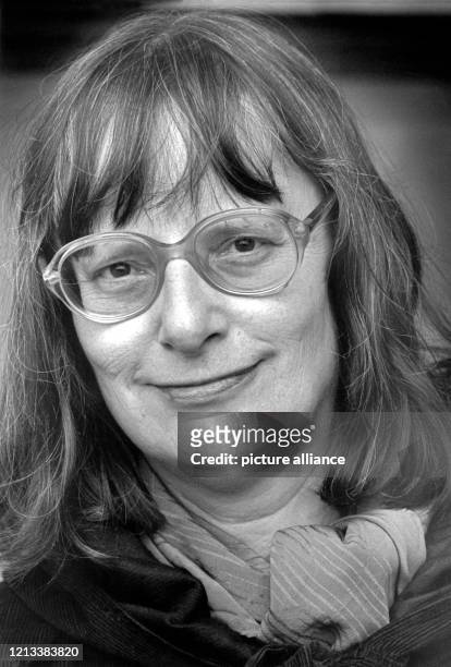 Die DDR-Schriftstellerin Elke Erb am 5. April 1988 in Staufen. Sie wurde am 18. Februar 1938 in Scherbach geboren.