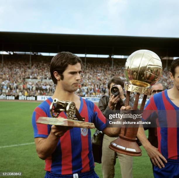 Der deutsche Fußball-Nationalspieler Gerd Müller vom Bundesligisten FC Bayern München wurde 1969 im Münchner Stadion gleich zweifach ausgezeichnet....