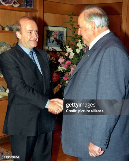 Bundeskanzler Helmut Kohl begrüßt am 3.7.1997 den neuen französischen Außenminister Hubert Vedrine in seinem Arbeitszimmer im Bonner Kanzleramt....