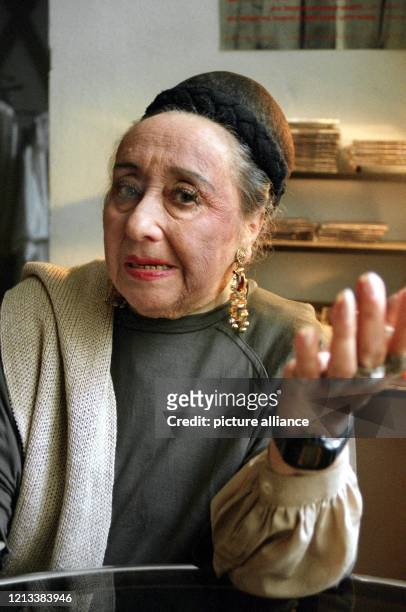 Die Schauspielerin Lotti Huber zeigt sich während eines Interviews am 9.10.1997 in ihrer Berliner Wohnung nachdenklich: "Ich bin jetzt 85 Jahre alt,...