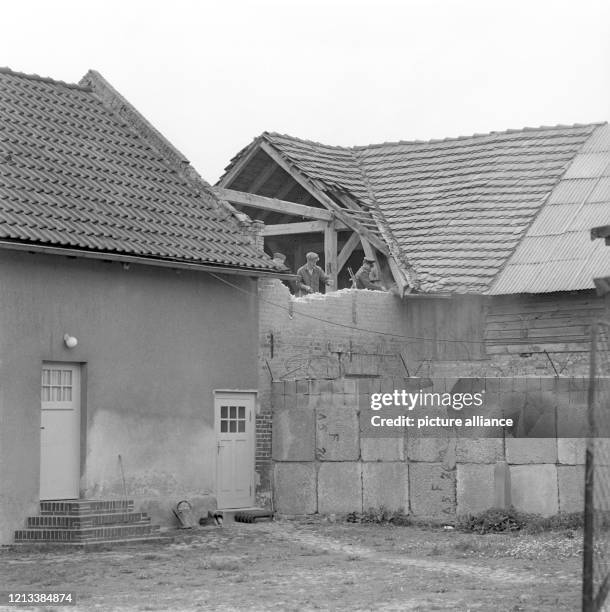 Mitten durch ein Gebäudeteil des Gutes Groß-Glienicke geht die von den Sowjetzonenbehörden seit dem errichtete Sperrmauer. Der Westberliner Teil des...