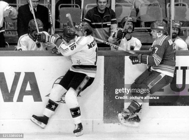 Spieler Detlef Radant schwingt seinen Schläger gegen BRD-Akteur Holger Meitinger . Die Eishockey-Nationalmannschaft der Bundesrepublik Deutschland...
