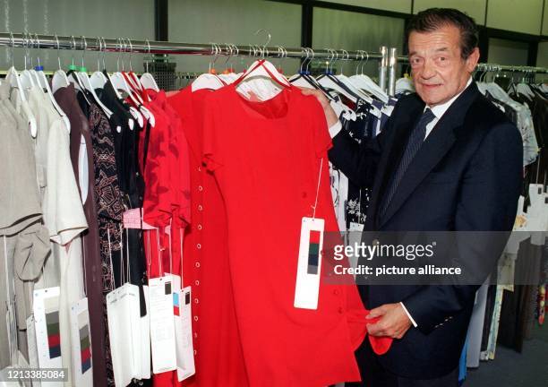 Der Unternehmer Klaus Steilmann zeigt am 29.7.1997 in seiner Wattenscheider Textilfabrik ein rotes Kleid aus der neuesten Kollektion....