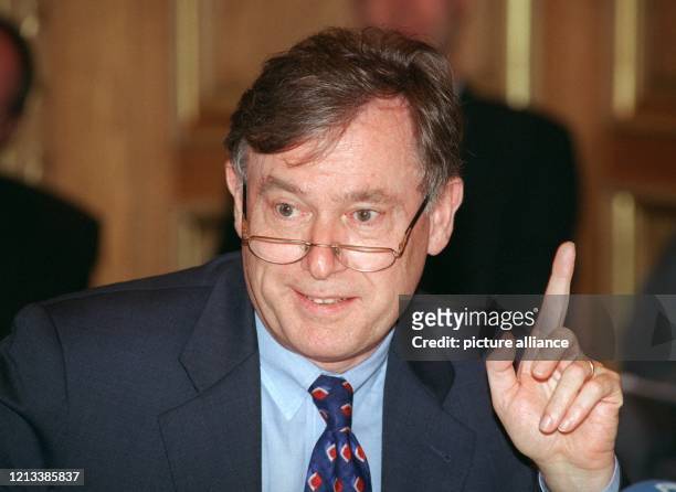 Der Generaldirektor des Internationalen Währungsfonds , Horst Köhler, antwortet am 28.7.2000 während eines Pressegespräches in Berlin auf die Fragen...