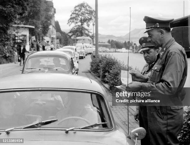 Am Grenzübergang Kufstein prüfen die österreichischen Beamten aufmerksam die Personalausweise und oft auch das Gpäck der Einreisenden, wobei ihre...