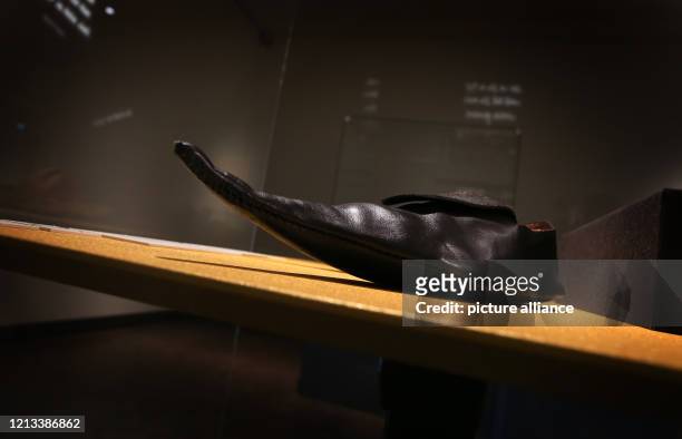 May 2020, Bavaria, Iphofen: The replica of a medieval beak-shaped shoe from the 14th century, after an original find from Cologne, is on display in...