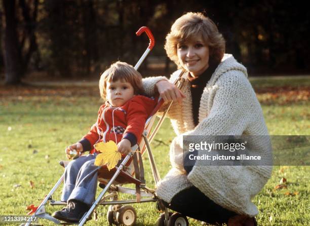 Ein Bild aus früheren Tagen: Florian Steinberger mit seiner Mutter Susanne Uhlen im Oktober 1978 bei einem Spaziergang in einem Park in München....