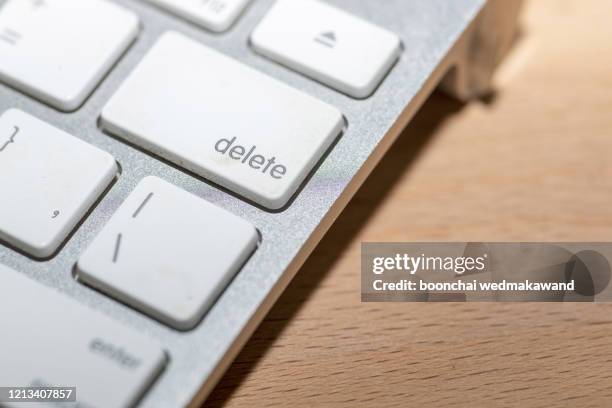 computer keyboard delete key,close-up of delete key on computer keyboard. - delete account fotografías e imágenes de stock