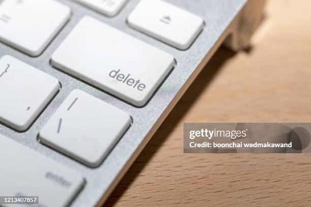 computer keyboard delete key,close-up of delete key on computer keyboard. - delete key stockfoto's en -beelden