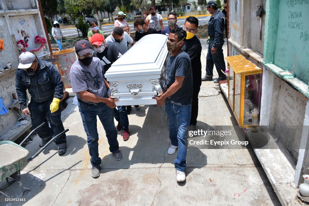 Bodies Infected by Coronavirus Are Buried in Nezahualcoyotl Cemetery