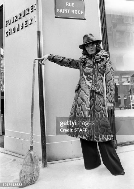 La chanteuse française Juliette Gréco pose chez le fourreur Chombert où elle vient de choisir un manteau de Leopard tortue de Thailande, le 21...