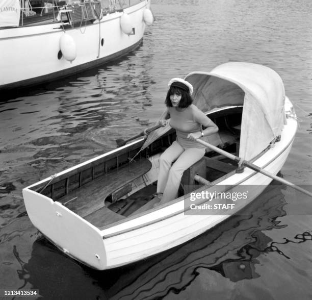 La chanteuse française Juliette Gréco pose lors de ses vacances sur la Côte d'Azur, le 28 juillet 1967. Née le 07 février 1927 à Montpellier,...