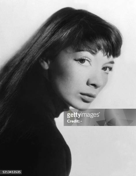 Portrait Harcourt non daté de la chanteuse française Juliette Gréco. Née le 07 février 1927 à Montpellier, Juliette Gréco débute au théâtre en 1942...