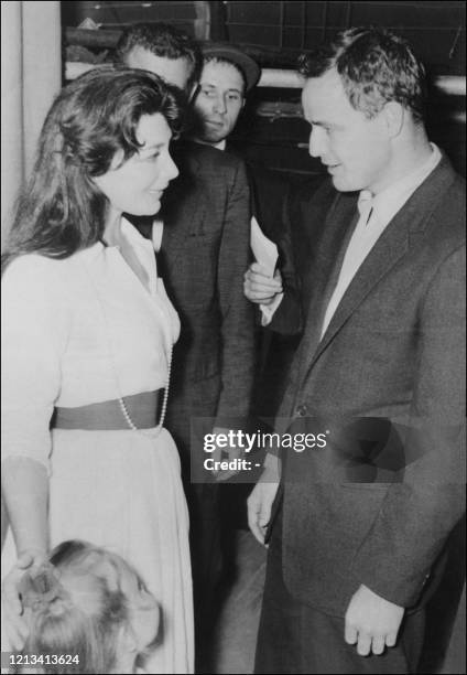 La chanteuse française Juliette Gréco discute avec l'acteur américain Marlon Brando à Paris en 1957. Née le 07 février 1927 à Montpellier, Juliette...