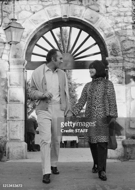 Lune de miel sur la côte d'Azur, le 19 décembre 1966, pour Juliette Gréco et Michel Piccoli, après leur discret mariage aux environs de paris.