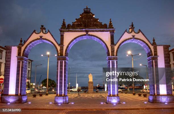 gates of ponta delgada, sao miguel, azores, portugal - porta da cidade - fotografias e filmes do acervo