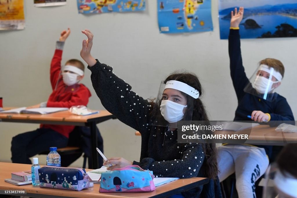 TOPSHOT-FRANCE-HEALTH-VIRUS-EDUCATION