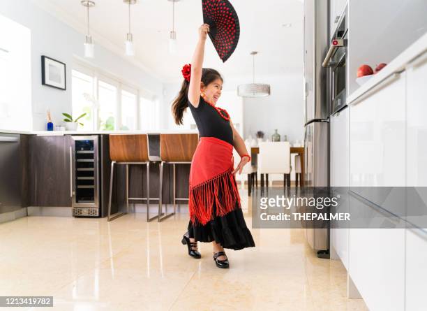 me encantan los movimientos de baile español - baile flamenco fotografías e imágenes de stock