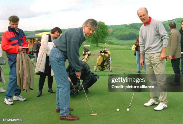 Einer der Initiatoren der Aktion "Sportler für Organspende", Franz Beckenbauer , beobachtet Geher-Olympiasieger Hartwig Gauder, der selbst eine...