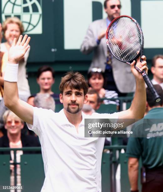 Nicolas Kiefer jubelt nach seinem Sieg im Finale des ATP-Rasenturniers am im westfälischen Halle. Der Weltranglisten-21. Aus Holzminden setzte sich...