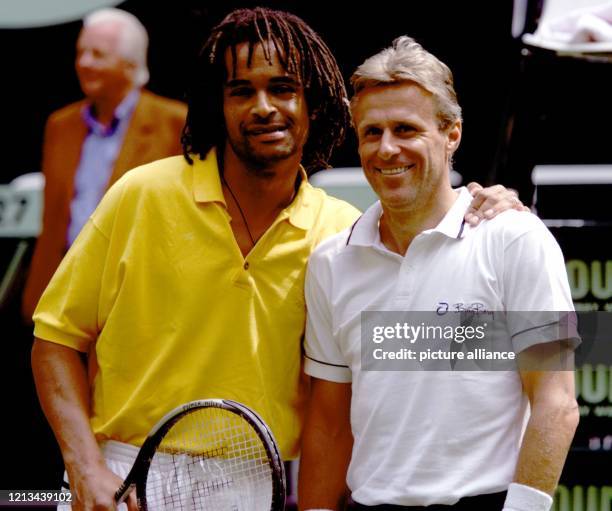 Vor einem Schaukampf im Rahmen des ATP-Rasenturniers am im westfälischen Halle stellen sich der Franzose Yannick Noah und der Schwede Björn Borg den...