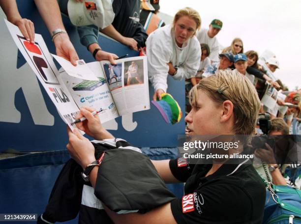 Anke Huber gibt am bei den Australian Open in Melbourne nach ihrem Spiel gegen die Französin Sarah Pitkowski Autogramme für die Zuschauer am Rande...