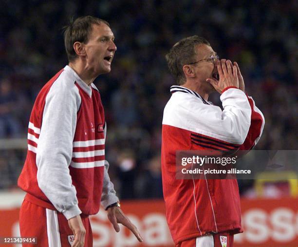 Der Stuttgarter VfB-Trainer Ralf Rangnick und sein Co-Trainer Peter Starzmann rufen aufgeregt ins Spielfeld, um die Spieler akustisch zu dirigieren:...