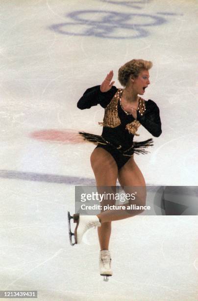 Die deutsche Eiskunstläuferin Claudia Leistner zeigt im Wettbewerb der Olympischen Winterspiele am 25.2.1988 in Calgary ihre Kurzkür. Die...