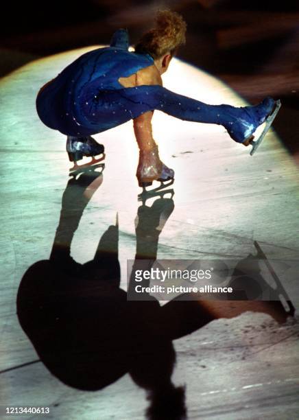 Die Eiskunstläuferin Gia Guddat aus Kanada wirft am bei der ARD- "Gala on Ice" in der Frankfurter Eissporthalle im Scheinwerferlicht einen Schatten...