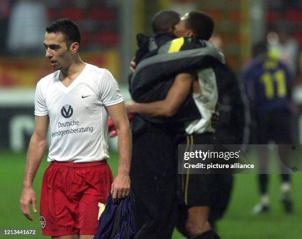 Lauterns französischer Mittelfeldspieler Youri Djorkaeff verlässt tief enttäuscht das Spielfeld, im Hintergrund jubeln und umarmen sich die Spieler...