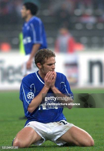 Der finnische Rangers-Mittelfeldspieler Jonatan Johansson kniet auf dem Rasen und trauert einer vergebenen Torchance nach. Die Glasgow Rangers...