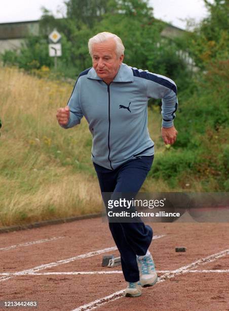 Bundespräsident Richard von Weizsäcker absolviert am 16.7.1993 in Bonn einen 100-Meter-Lauf für das Deutsche Sportabzeichen. Er benötigte 18,6...