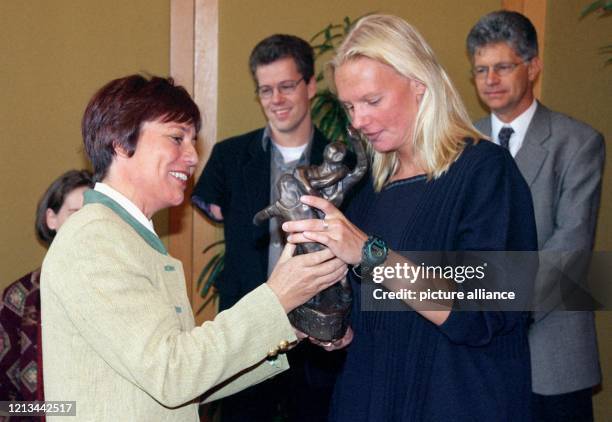 Die deutsche Botschafterin für Sport, Toleranz und Fair play, Rosi Mittermaier , überreicht am im Innenministerium in Bonn den Preis des...
