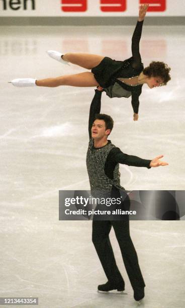 Das russische Eiskunstlauf-Paar Alexei Tichonow und Maria Petrowa zeigt eine Hebefigur beim "Sparkassen Cup on Ice" am in Gelsenkirchen. Die beiden...