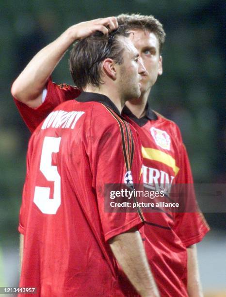 Leverkusens konsternierter Mannschaftskapitän Jens Nowotny wird von seinem Mitspieler Torben Hoffmann getröstet. Bayer Leverkusen kommt am 2.11.1999...