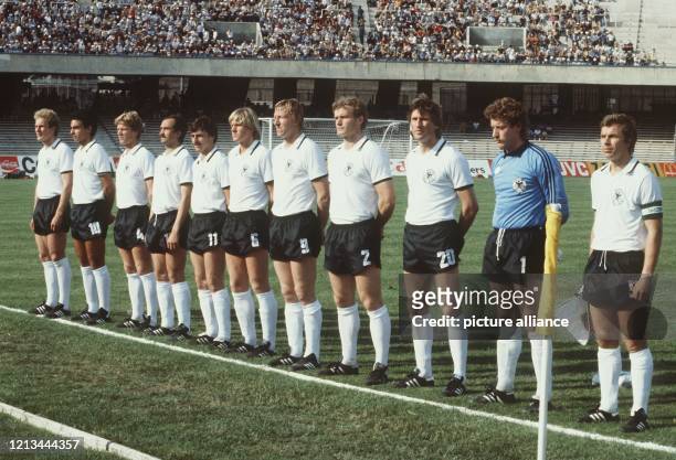 Die deutsche Fußballnationalmannnschaft nimmt am 22.6.1980 im Olympiastadion in Rom Aufstellung zum Hören der Hymnen. Sie gewinnt das Endspiel der...