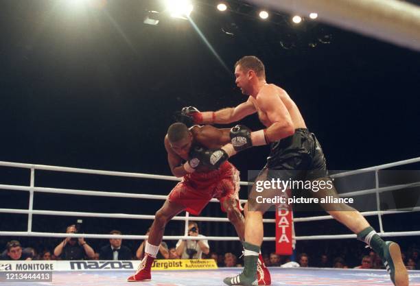 Der US-amerikanische Boxprofi Charles Brewer duckt sich ab bei einem Trefferversuch des Deutschen Sven Ottke . Ottke gewinnt am in der Düsseldorfer...