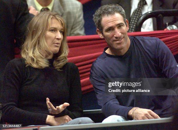 Steffi Graf unterhält sich während des Spiels von Andre Agassi gegen Sjeng Schalken bei den Eurocard Open am in der Stuttgarter Schleyer-Halle mit...