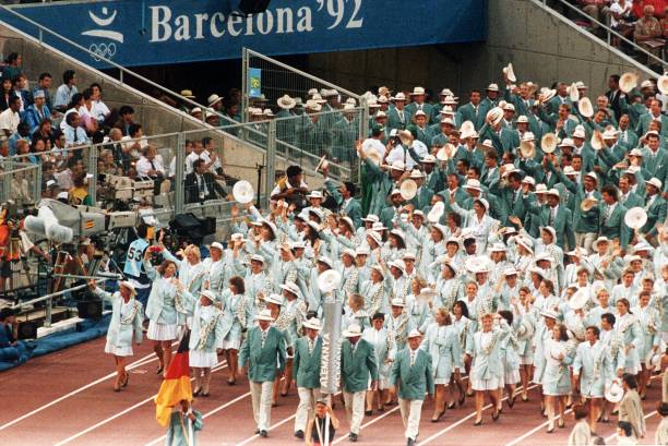 Hinter ihrem Fahnenträger, dem Ruderer Manfred Klein , zieht die deutsche Mannschaft für die Olympischen Sommerspiele in Barcelona beim feierlichen...