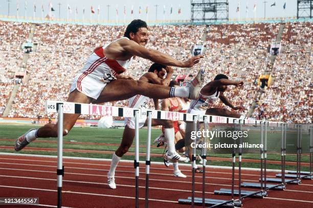 Der bundesrepublikanische Zehnkämpfer Jürgen Hingsen setzt am im Olympiastadion von Los Angeles als erster über die Hürde. Im Kampf mit seinem...