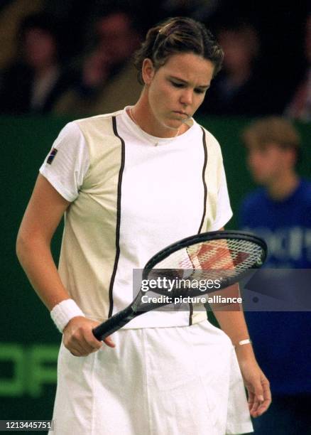 Die US-amerikanische Profi-Tennisspielerin Lindsay Davenport schaut nachdenklich auf ihren Schläger. Davenport verliert am das Finalspiel um den...