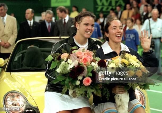 Die Profi-Tennisspielerinnen Sandrine Testud aus Frankreich und Lindsay Davenport aus den USA sitzen auf der Motorhaube eines Porsches mit Blumen in...