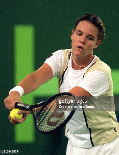 Die US-Amerikanische Profi-Tennisspielerin Lindsay Davenport am 9.10.1998 bei einem Aufschlag im Viertelfinalspiel beim mit 450000 Dollar dotierten...