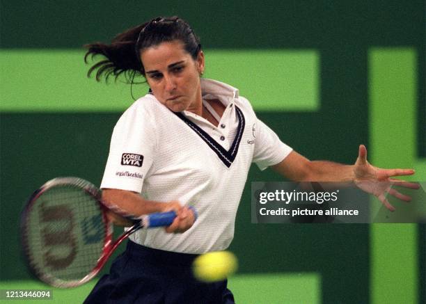 Die italienische Profi-Tennisspielerin Silvia Farina schlägt eine Vorhand. Farina verliert am 6.10.1998 das Erstrundenspiel im Tennisturnier um den...