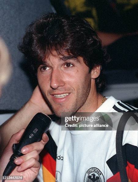 Stürmer Karlheinz Riedle im Interview nach Spielende am 26.6.1992 im ...