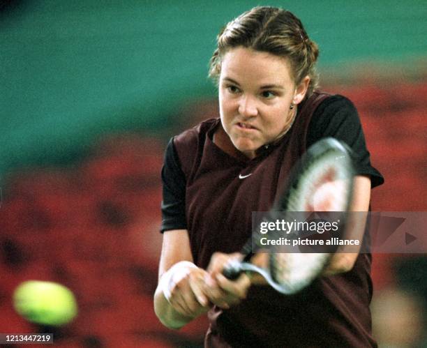 Die nordamerikanische Profi-Tennisspielerin Lindsay Davenport schlägt eine beidhändige Rückhand. Davenport verliert am 1.10.1998 ihr...