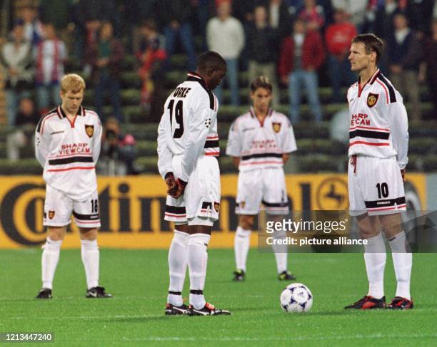 Die Manchester United-Spieler Paul Scholes, Dwight Yorke, Gary Neville und Teddy Sheringham gedenken am 30.9.1998 vor Beginn der europäischen...