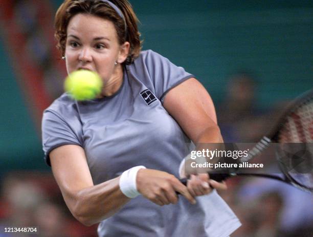 Lindsay Davenport schlägt am bei ihrem Spiel gegen die Französin Mary Pierce im Rahmen des Grand Slam Cups in München eine Rückhand. Das Turnier...